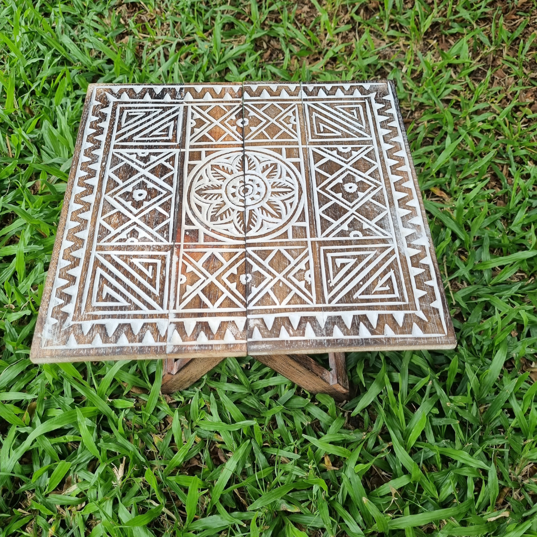 engraved foldable table for beach picnics